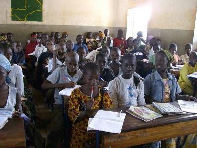 Les écoliers de l' école de Boubouya, aidé par l' Association MALIMALI - AADEM - Mme et Mr Beyron qui ont reçu une donation de 2500 euros par l'association DE TOUTES LES COULEURS  en Mai 2013